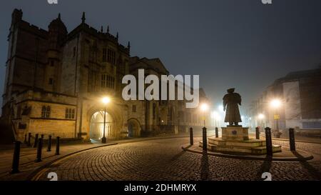 Nebel hängt über Bristol's Central Library und Statue von Raja RAM Mohan Roy bei einer Herbstnacht auf College Green. Stockfoto