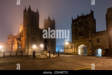 Bristol Cathedral, Central Library und Statue von Raja RAM Mohan Roy sind in einer Herbstnacht in Nebel gehüllt. Stockfoto