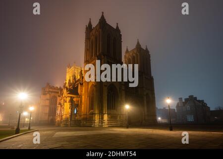 Die Kathedrale von Bristol ist in einer Herbstnacht von Nebel umhüllt. Stockfoto