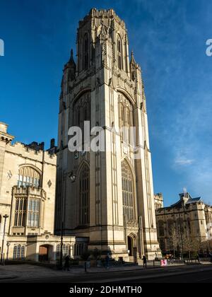 Mornning Sonne scheint auf dem gotischen Turm des Wills Memorial Building an der Bristol University. Stockfoto