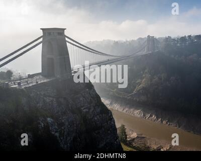 Nebel steigt vom Fluss Avon und Leigh Woods in der Avon Gorge unter Bristol's Wahrzeichen Clifton Suspension Bridge. Stockfoto