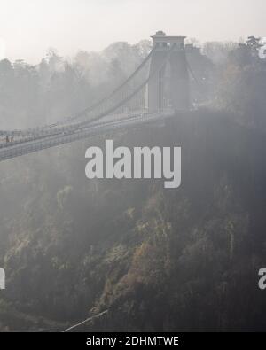 Herbstnebel steigt von Bäumen neben der Clifton Suspension Bridge in Leigh Woods in der Avon Gorge zwischen Bristol und Somerset. Stockfoto