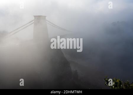 Nebel umgibt die Wahrzeichen Clifton Suspension Bridge in Bristol. Stockfoto