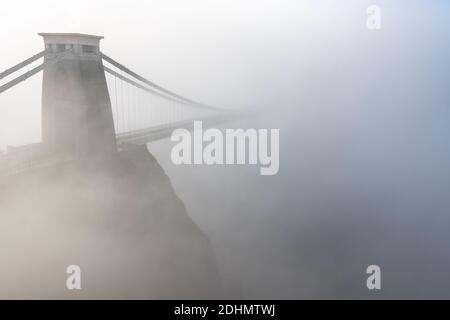 Nebel umgibt die Wahrzeichen Clifton Suspension Bridge in Bristol. Stockfoto