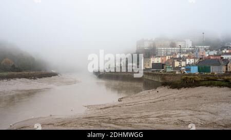 Nebel verdeckt die Clifton Suspension Bridge und die Avon Gorge bei Hotwells in Bristol. Stockfoto