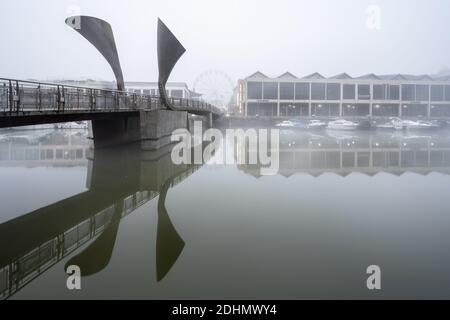 Nebel hängt über den neu entwickelten Lagerhäusern am Harbourside in Pero's Bridge am schwimmenden Hafen von Bristol. Stockfoto