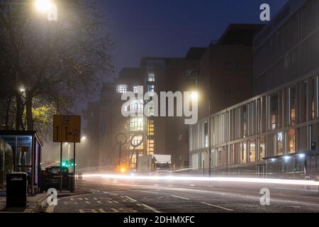 Das Bristol Royal Infirmary und das Bristol Children's Hospital sind an einem Herbstmorgen in Nebel gehüllt, und der Verkehr führt über die Upper Maudlin Street. Stockfoto