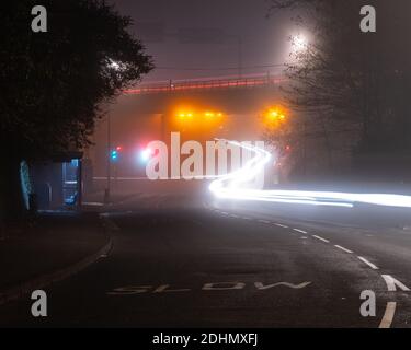 Bei einer nebligen Nacht in Bristol passiert der Verkehr die Stapleton Road und Bell Hill unter der M32-Überführung. Stockfoto