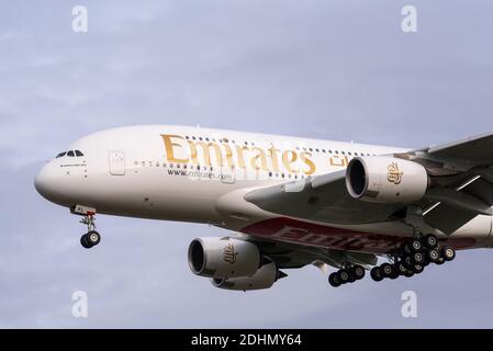 Emirates Airbus A380 Jet-Linienflugzeug A6-EVL landet am Flughafen London Heathrow, Großbritannien. Troubled Airbus Superjumbo Doppeldecker Großraumflugzeug Stockfoto