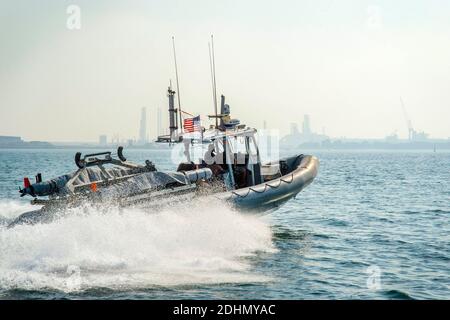 Datei Foto aufgenommen am 20. Oktober 205. Die dem Commander, Task Group (CTG) 56.1 zugewiesenen Bediener von unbemannten Unterwasserstraßfahrzeugen (UUV) führen UUV-Schulungen mit einem MK 18 MOD 2 UUV durch. Die iranischen Revolutionsgarden haben 10 US-Seeleute freigelassen, die wegen ihres Eintritts in ihre Hoheitsgewässer im Golf festgehalten wurden, berichtete das staatliche Fernsehen. Sie wurden am Dienstag festgenommen, nachdem eines ihrer beiden Schiffe während einer Trainingsmission zusammengebrochen war, so die USA. Foto von US Navy via ABACAPRESS.COM Stockfoto