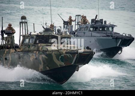 File photo taken on November 3, 2015 : Kommandant, Task Group (CTG) 56.7?s Riverine Command Boats (RCB) 802 und 805 nehmen an einer bi-lateralen Übung mit Kuwait Seestreitkräfte im Arabischen Golf. Die iranischen Revolutionsgarden haben 10 US-Seeleute freigelassen, die wegen ihres Eintritts in ihre Hoheitsgewässer im Golf festgehalten wurden, berichtete das staatliche Fernsehen. Sie wurden am Dienstag festgenommen, nachdem eines ihrer beiden Schiffe während einer Trainingsmission zusammengebrochen war, so die USA. Foto von US Navy via ABACAPRESS.COM Stockfoto