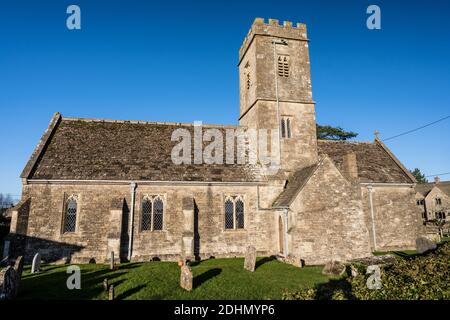 Die All Saints Church im Dorf Littleton Drew in Wiltshire ist von der Sonne überstrahlt. Stockfoto