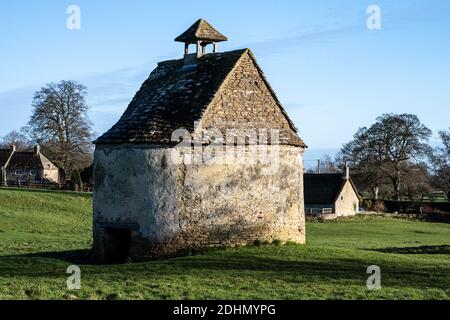 Eine traditionelle alte Stein-Taube steht in einem Feld in der Cotswolds Dorf von Little Badminton. Stockfoto