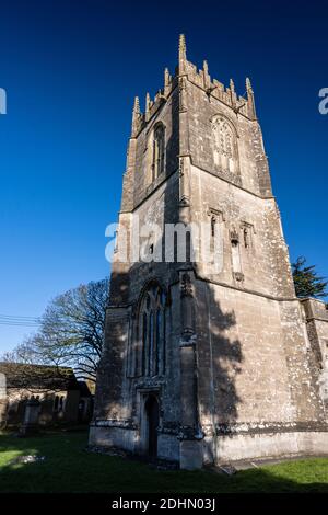 Die Sonne scheint auf dem traditionellen Turm der Holy Trinity Church in Wickwar, Gloucestershire. Stockfoto