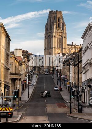 Das Wills Memorial Building der Bristol University erhebt sich an einem frühen Sommermorgen hoch auf dem Hügel über der Park Street. Stockfoto