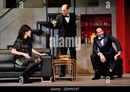 Samantha Benoit, Alain Bouzigues et Eric Delcourt performent lors du filage de la piece 'Rumeurs' au Theatre Fontaine a Paris, France le 15 Janvier 2016. Foto von Aurore Marechal/ABACAPRESS.COM Stockfoto