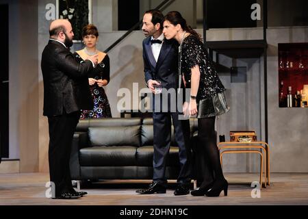 Christophe Canard, Marie Montoya, Eric Delcourt et Samantha Benoit performent lors du filage de la piece 'Rumeurs' au Theatre Fontaine a Paris, France le 15 Janvier 2016. Foto von Aurore Marechal/ABACAPRESS.COM Stockfoto