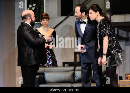 Christophe Canard, Marie Montoya, Eric Delcourt et Samantha Benoit performent lors du filage de la piece 'Rumeurs' au Theatre Fontaine a Paris, France le 15 Janvier 2016. Foto von Aurore Marechal/ABACAPRESS.COM Stockfoto
