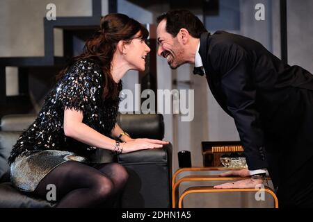 Samantha Benoit et Eric Delcourt performent lors du filage de la piece 'Rumeurs' au Theatre Fontaine a Paris, France le 15 Janvier 2016. Foto von Aurore Marechal/ABACAPRESS.COM Stockfoto