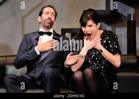 Eric Delcourt et Samantha Benoit performent lors du filage de la piece 'Rumeurs' au Theatre Fontaine a Paris, France le 15 Janvier 2016. Foto von Aurore Marechal/ABACAPRESS.COM Stockfoto