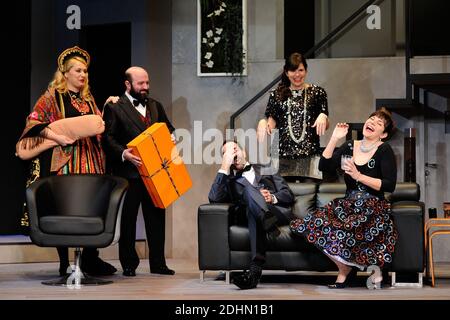 Lucie Muratet, Christophe Canard, Eric Delcourt, Samantha Benoit et Marie Montoya performent lors du filage de la piece 'Rumeurs' au Theatre Fontaine a Paris, France le 15 Janvier 2016. Foto von Aurore Marechal/ABACAPRESS.COM Stockfoto