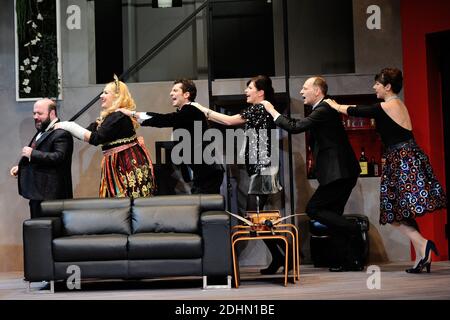 Samantha Benoit, Alain Bouzigues, Christophe Canard, Eric Delcourt, Amandine Maugy, Marie Montoya, Lucie Muratet Romain Thunin performent lors du filage de la piece 'Rumeurs' au Theatre Fontaine a Paris, France le 15 Janvier 2016. Foto von Aurore Marechal/ABACAPRESS.COM Stockfoto