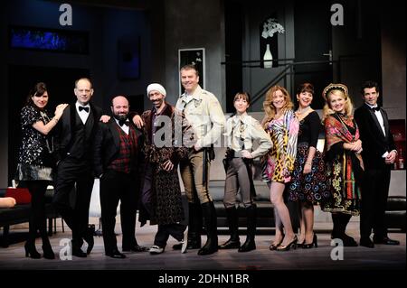 Samantha Benoit, Alain Bouzigues, Christophe Canard, Eric Delcourt, Jean-Marie Lhomme, Amelina Limousin, Amandine Maugy, Marie Montoya, Lucie Muratet Romain Thunin posent lors du filage de la piece 'Rumeurs' au Theatre Fontaine a Paris, France le 15 Janvier 2016. Foto von Aurore Marechal/ABACAPRESS.COM Stockfoto