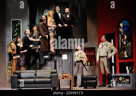 Samantha Benoit, Alain Bouzigues, Christophe Canard, Eric Delcourt, Jean-Marie Lhomme, Amelina Limousin, Amandine Maugy, Marie Montoya, Lucie Muratet Romain Thunin Performent lors du filage de la piece 'Rumeurs' au Theatre Fontaine a Paris, France le 15 Janvier 2016. Foto von Aurore Marechal/ABACAPRESS.COM Stockfoto