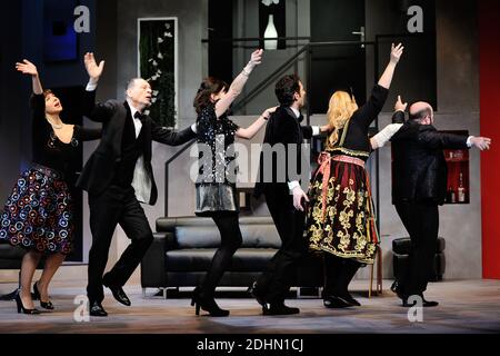 Samantha Benoit, Alain Bouzigues, Christophe Canard, Eric Delcourt, Amandine Maugy, Marie Montoya, Lucie Muratet Romain Thunin performent lors du filage de la piece 'Rumeurs' au Theatre Fontaine a Paris, France le 15 Janvier 2016. Foto von Aurore Marechal/ABACAPRESS.COM Stockfoto