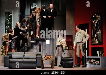 Samantha Benoit, Alain Bouzigues, Christophe Canard, Eric Delcourt, Jean-Marie Lhomme, Amelina Limousin, Amandine Maugy, Marie Montoya, Lucie Muratet Romain Thunin Performent lors du filage de la piece 'Rumeurs' au Theatre Fontaine a Paris, France le 15 Janvier 2016. Foto von Aurore Marechal/ABACAPRESS.COM Stockfoto