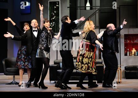 Samantha Benoit, Alain Bouzigues, Christophe Canard, Eric Delcourt, Amandine Maugy, Marie Montoya, Lucie Muratet Romain Thunin performent lors du filage de la piece 'Rumeurs' au Theatre Fontaine a Paris, France le 15 Janvier 2016. Foto von Aurore Marechal/ABACAPRESS.COM Stockfoto