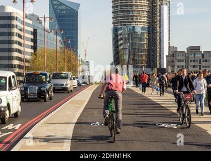 Pendlerfahrer überqueren die Themse auf der Blackfriars Bridge, Teil des Cycle Superhighway 6 im Zentrum von London. Stockfoto