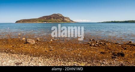 Die Sonne scheint auf Holy Island in Lamlash Bay vor der Küste von Arran im schottischen Firth of Clyde. Stockfoto