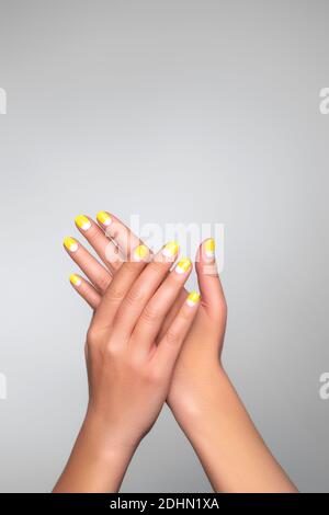 Perfekte minimalistische Maniküre mit Geometrie in trendigen Farben des Jahres 2021. Stockfoto