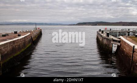 Am Clachnaharry Sea Loch in Inverness trifft der Caledonian Canal auf die Nordsee. Stockfoto