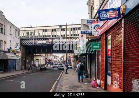 London, England, Großbritannien - 1. Juli 2010: Leerstehende Geschäfte und Niedrigmiete-Geschäfte Linie Deptford High Street in South East London nach der "Kreditklemme" r Stockfoto