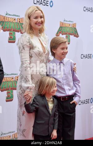 Kate Hudson mit den Söhnen Bingham Hawn Bellamy und Ryder Robinson besuchen die Premiere von 20th Century Fox's 'Kung Fu Panda 3' im TCL Chinese Theatre am 16. Januar 2016 in Los Angeles, CA, USA. Foto von Lionel Hahn/ABACAPRESS.COM Stockfoto