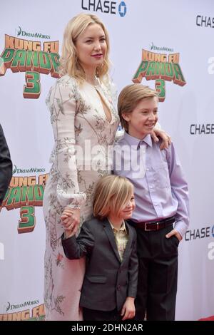 Kate Hudson mit den Söhnen Bingham Hawn Bellamy und Ryder Robinson besuchen die Premiere von 20th Century Fox's 'Kung Fu Panda 3' im TCL Chinese Theatre am 16. Januar 2016 in Los Angeles, CA, USA. Foto von Lionel Hahn/ABACAPRESS.COM Stockfoto