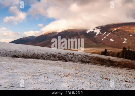 Winterschnee liegt auf Skiddaw und Latrigg Berge in England's Lake District. Stockfoto