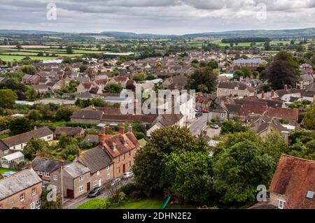 Stalbridge, England, UK - 5. September 2009: Traditionelle Steinhäuser und moderne Häuser sind vom Turm der St Mary's Church in Stalbridge aus zu sehen. Stockfoto