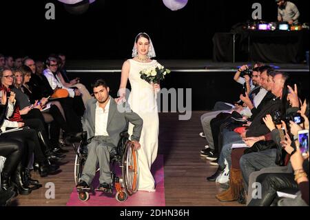 UN Mannequin en Situation de Handicap lors de la seconde Edition du defile Fashionhandi 'Fashion for all', A Paris, Frankreich, le 16 janvier 2016. Organisieren par l'Association Fashionhandi, Pendant le mois de la Mode a Paris, ce defile met en scene des Mannequins en Situation de Handicap et des valides. Fashionhandi est presidee par Sandrine Ciron, une jeune femme en Situation de Handicap. A l'origine de l'Association, elle a cree un Blog eponyme sur sa Passion, la Mode. Son objectif est de renforcer la visibilite et l'Integration des personnes handicapees. Foto Edouard Bernaux/ABACAPRESS.COM Stockfoto