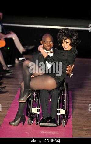 UN Mannequin en Situation de Handicap lors de la seconde Edition du defile Fashionhandi 'Fashion for all', A Paris, Frankreich, le 16 janvier 2016. Organisieren par l'Association Fashionhandi, Pendant le mois de la Mode a Paris, ce defile met en scene des Mannequins en Situation de Handicap et des valides. Fashionhandi est presidee par Sandrine Ciron, une jeune femme en Situation de Handicap. A l'origine de l'Association, elle a cree un Blog eponyme sur sa Passion, la Mode. Son objectif est de renforcer la visibilite et l'Integration des personnes handicapees. Foto Edouard Bernaux/ABACAPRESS.COM Stockfoto