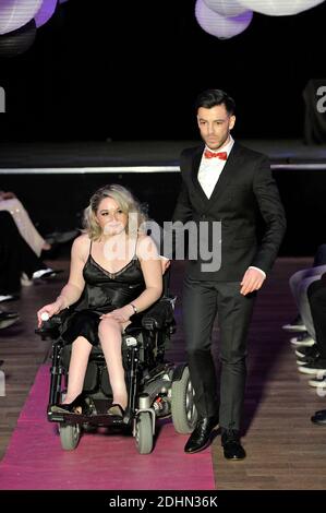 UN Mannequin en Situation de Handicap lors de la seconde Edition du defile Fashionhandi 'Fashion for all', A Paris, Frankreich, le 16 janvier 2016. Organisieren par l'Association Fashionhandi, Pendant le mois de la Mode a Paris, ce defile met en scene des Mannequins en Situation de Handicap et des valides. Fashionhandi est presidee par Sandrine Ciron, une jeune femme en Situation de Handicap. A l'origine de l'Association, elle a cree un Blog eponyme sur sa Passion, la Mode. Son objectif est de renforcer la visibilite et l'Integration des personnes handicapees. Foto Edouard Bernaux/ABACAPRESS.COM Stockfoto