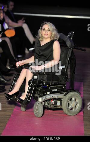 UN Mannequin en Situation de Handicap lors de la seconde Edition du defile Fashionhandi 'Fashion for all', A Paris, Frankreich, le 16 janvier 2016. Organisieren par l'Association Fashionhandi, Pendant le mois de la Mode a Paris, ce defile met en scene des Mannequins en Situation de Handicap et des valides. Fashionhandi est presidee par Sandrine Ciron, une jeune femme en Situation de Handicap. A l'origine de l'Association, elle a cree un Blog eponyme sur sa Passion, la Mode. Son objectif est de renforcer la visibilite et l'Integration des personnes handicapees. Foto Edouard Bernaux/ABACAPRESS.COM Stockfoto