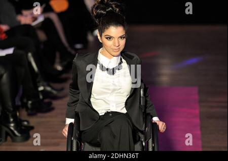 UN Mannequin en Situation de Handicap lors de la seconde Edition du defile Fashionhandi 'Fashion for all', A Paris, Frankreich, le 16 janvier 2016. Organisieren par l'Association Fashionhandi, Pendant le mois de la Mode a Paris, ce defile met en scene des Mannequins en Situation de Handicap et des valides. Fashionhandi est presidee par Sandrine Ciron, une jeune femme en Situation de Handicap. A l'origine de l'Association, elle a cree un Blog eponyme sur sa Passion, la Mode. Son objectif est de renforcer la visibilite et l'Integration des personnes handicapees. Foto Edouard Bernaux/ABACAPRESS.COM Stockfoto