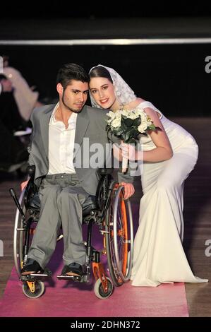 UN Mannequin en Situation de Handicap lors de la seconde Edition du defile Fashionhandi 'Fashion for all', A Paris, Frankreich, le 16 janvier 2016. Organisieren par l'Association Fashionhandi, Pendant le mois de la Mode a Paris, ce defile met en scene des Mannequins en Situation de Handicap et des valides. Fashionhandi est presidee par Sandrine Ciron, une jeune femme en Situation de Handicap. A l'origine de l'Association, elle a cree un Blog eponyme sur sa Passion, la Mode. Son objectif est de renforcer la visibilite et l'Integration des personnes handicapees. Foto Edouard Bernaux/ABACAPRESS.COM Stockfoto