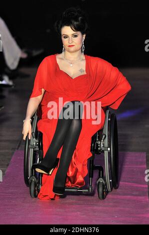 UN Mannequin en Situation de Handicap lors de la seconde Edition du defile Fashionhandi 'Fashion for all', A Paris, Frankreich, le 16 janvier 2016. Organisieren par l'Association Fashionhandi, Pendant le mois de la Mode a Paris, ce defile met en scene des Mannequins en Situation de Handicap et des valides. Fashionhandi est presidee par Sandrine Ciron, une jeune femme en Situation de Handicap. A l'origine de l'Association, elle a cree un Blog eponyme sur sa Passion, la Mode. Son objectif est de renforcer la visibilite et l'Integration des personnes handicapees. Foto Edouard Bernaux/ABACAPRESS.COM Stockfoto