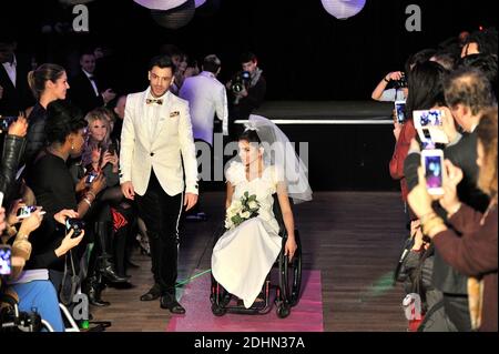 UN Mannequin en Situation de Handicap lors de la seconde Edition du defile Fashionhandi 'Fashion for all', A Paris, Frankreich, le 16 janvier 2016. Organisieren par l'Association Fashionhandi, Pendant le mois de la Mode a Paris, ce defile met en scene des Mannequins en Situation de Handicap et des valides. Fashionhandi est presidee par Sandrine Ciron, une jeune femme en Situation de Handicap. A l'origine de l'Association, elle a cree un Blog eponyme sur sa Passion, la Mode. Son objectif est de renforcer la visibilite et l'Integration des personnes handicapees. Foto Edouard Bernaux/ABACAPRESS.COM Stockfoto