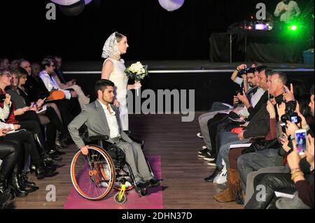 UN Mannequin en Situation de Handicap lors de la seconde Edition du defile Fashionhandi 'Fashion for all', A Paris, Frankreich, le 16 janvier 2016. Organisieren par l'Association Fashionhandi, Pendant le mois de la Mode a Paris, ce defile met en scene des Mannequins en Situation de Handicap et des valides. Fashionhandi est presidee par Sandrine Ciron, une jeune femme en Situation de Handicap. A l'origine de l'Association, elle a cree un Blog eponyme sur sa Passion, la Mode. Son objectif est de renforcer la visibilite et l'Integration des personnes handicapees. Foto Edouard Bernaux/ABACAPRESS.COM Stockfoto