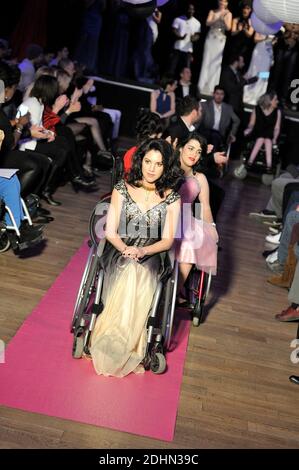 UN Mannequin en Situation de Handicap lors de la seconde Edition du defile Fashionhandi 'Fashion for all', A Paris, Frankreich, le 16 janvier 2016. Organisieren par l'Association Fashionhandi, Pendant le mois de la Mode a Paris, ce defile met en scene des Mannequins en Situation de Handicap et des valides. Fashionhandi est presidee par Sandrine Ciron, une jeune femme en Situation de Handicap. A l'origine de l'Association, elle a cree un Blog eponyme sur sa Passion, la Mode. Son objectif est de renforcer la visibilite et l'Integration des personnes handicapees. Foto Edouard Bernaux/ABACAPRESS.COM Stockfoto